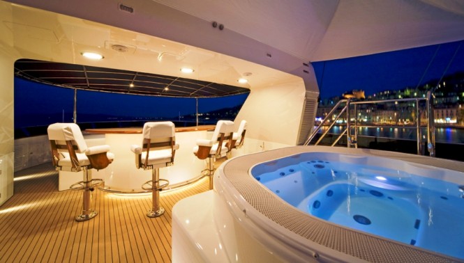 INEVITABLE - Sundeck Jacuzzi